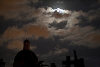 Luna en el cementerio